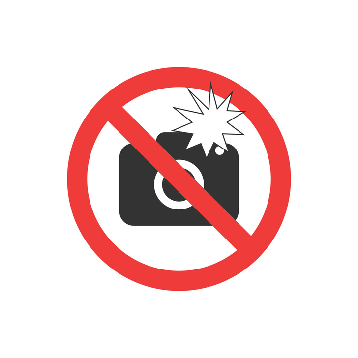 Почему в музеях запрещено фотографировать со вспышкой?