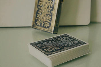 Выберите метафорическую карту и узнайте, что вас ждет в 2026 году