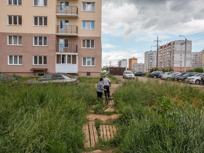 Дети пробираются через участок между дворами | Источник: Александр Куренной / 76.RU