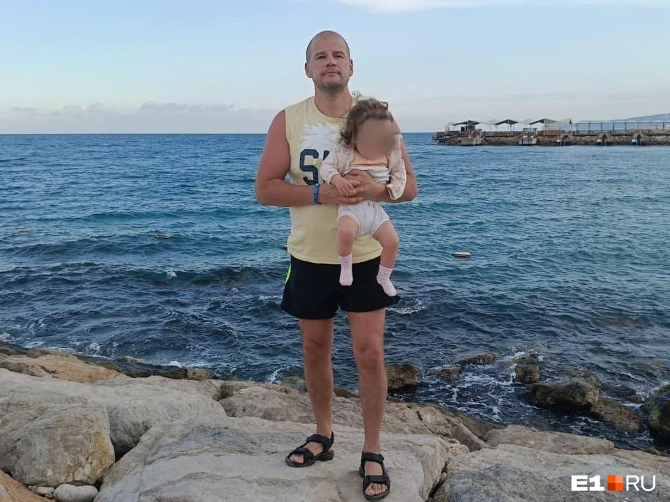 Дмитрий — тоже отец, как и пострадавший, у него недавно родилась дочка | Источник: семейный архив