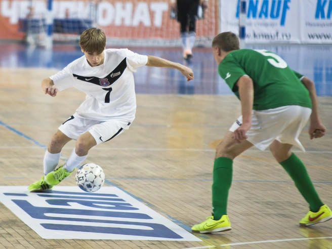 Кто из мальчишек не любит погонять футбольный мяч | Источник: спорткомплекс «Факел» / Vk.com