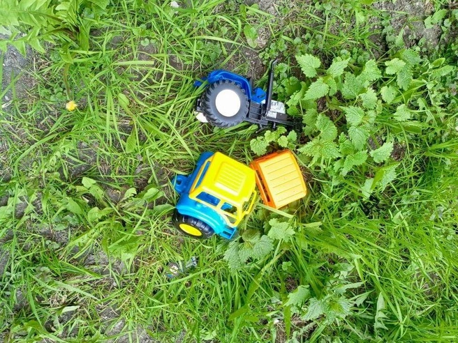 А потом из окна упал грузовик. На Долгоозерной улице с шестого этажа швыряют всякое — пока пострадали автомобили | Источник: Ирина Корбат / «Фонтанка.ру»