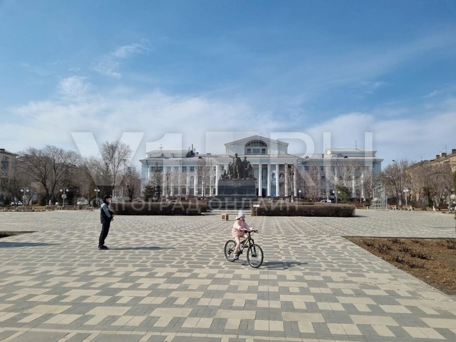 Девочка, кажется, даже не представляет, под какой она находится усиленной охраной | Источник: Константин Завриков / V1.RU