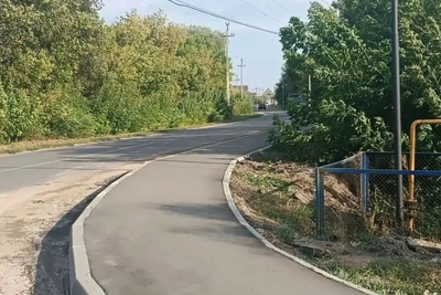 В Калининске появился тротуар вдоль оживленной трассы