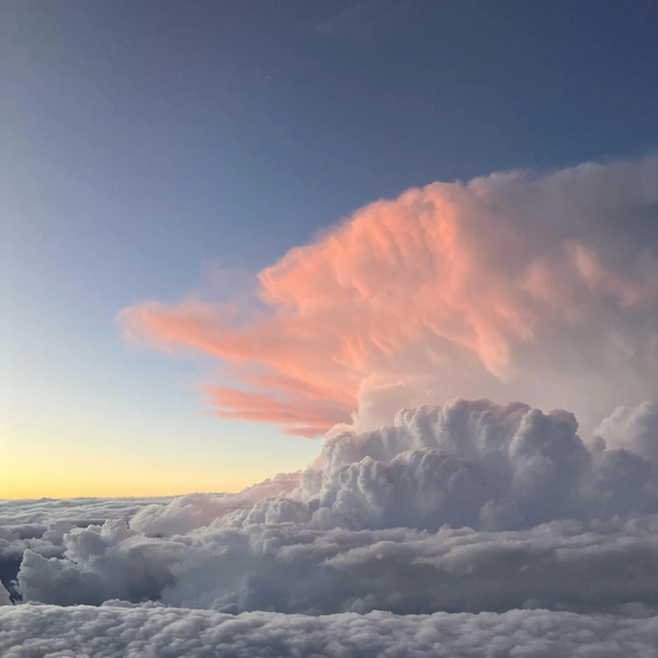 В номинации «Молодой фотограф» победа досталась снимку облаков разных типов, который Адриан Круз сделал во время перелета из столицы США Вашингтона в Орландо (штат Флорида) | Источник: Adrian Cruz / Standard Chartered Weather Photographer of the Year 2025