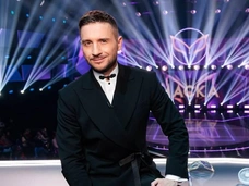 «Тяжеленный костюм, сложно дышать, как она отважилась?!»: Лазарев поет оду маме, ставшей участницей шоу «Маска»