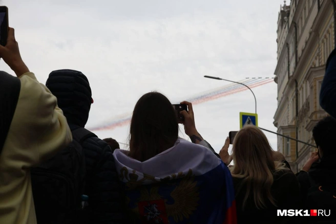 Когда авиация окрасила небо в цвета российского триколора, многие одобрительно заулюлюкали | Источник: Артем Устюжанин / MSK1.RU
