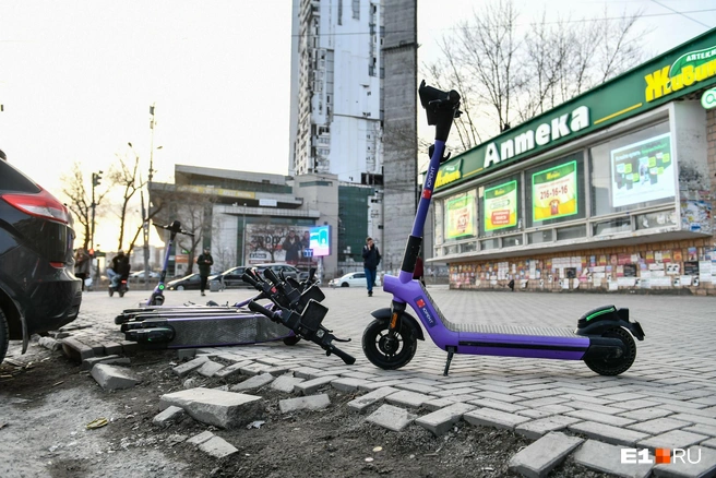 Участок улицы Челюскинцев возле вокзала ждет капремонта | Источник: Дмитрий Емельянов / E1.RU
