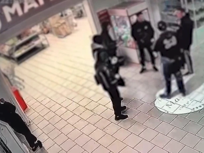 Местные жители утверждают, что 12 сентября магазин пришлось закрыть. | Источник: читатель Юрий