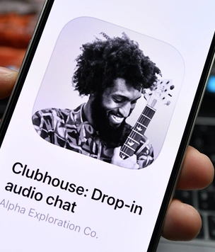 Что такое Clubhouse, почему в нём общаются знаменитости и как попасть в эту соцсеть