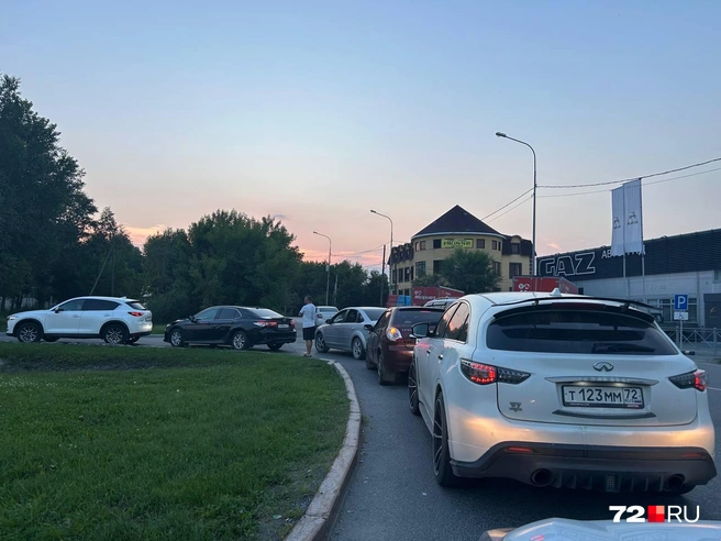 Автомобилисты приехали заправляться на АЗС в Парфеново | Источник: читательница 72.RU