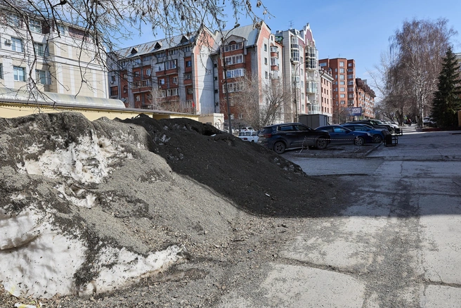 Победитель среди сохранившихся сугробов в центре найден на Максима Горького | Источник: Александр Ощепков / NGS.RU