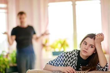 «Как мирно съехать от гиперопекающих родственников? Мне есть где жить, но они против»