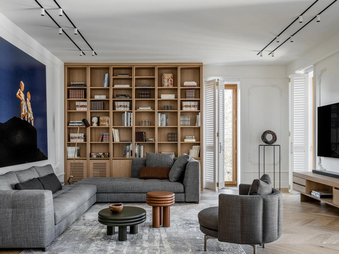 Гостиная. Диван, Minotti. Столики, Poltrona Frau и Giobagnara. Стеллаж выполнен на заказ. Ковер, The Rug Company. Скульптура работы Льва Ефимова. Картина работы Леонида Ротаря. | Источник: Михаил Лоскутов стиль: Наталья Онуфрейчук