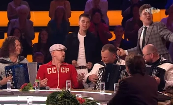 Серега с радостью спел свой хит вместе с братьями | Источник: «Привет, Андрей!» / smotrim.ru