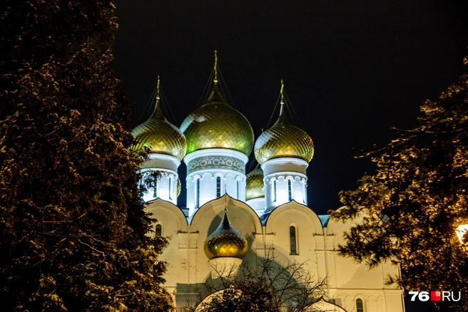 Подсветка создает особую атмосферу в городе | Источник: Александра Мамонтова/ 76.ru