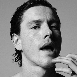 Почему мужчинам нужен глазированный мист для кожи — показывает актер Харрис Дикинсон у Rhode