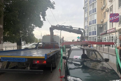 В Волгограде эвакуируют машины у мусорных баков