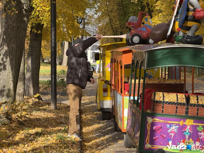 Сотрудники парка готовят аттракционы | Источник: Сергей Петунин / YA62.RU