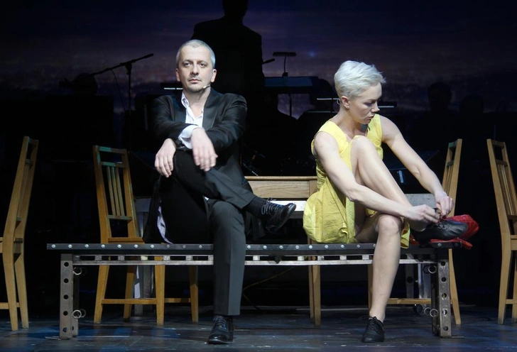 После развода Богомолов продолжил заниматься своим театром, а Мороз своим