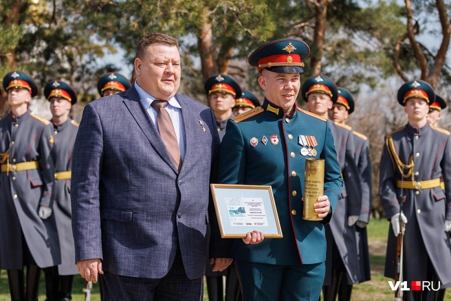После гимна участники залпа памяти разошлись | Источник: Алексей Волхонский / V1.RU