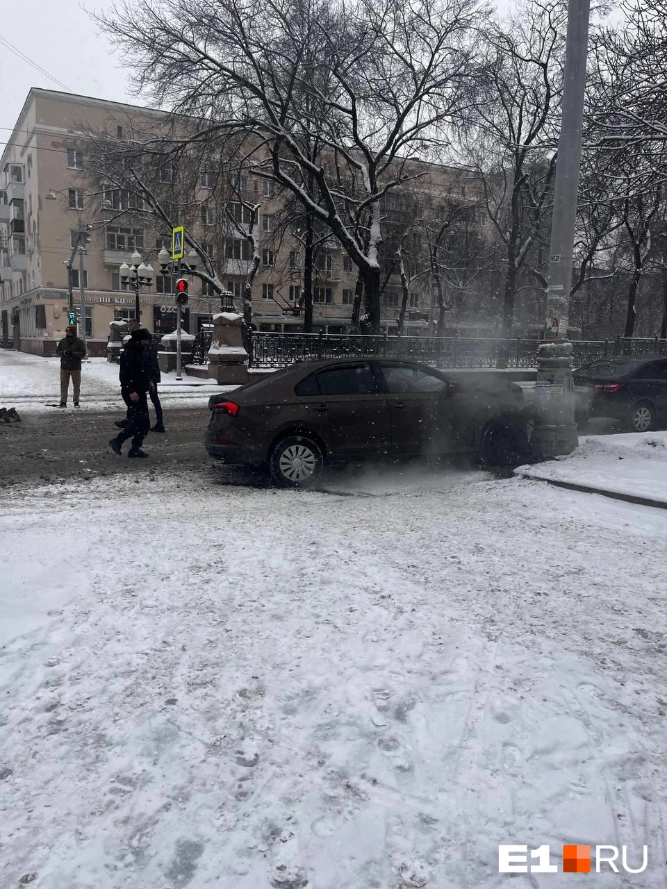 На трассах массово бьются машины: как Екатеринбург переживает весенний снегопад  | Источник: читатель E1.RU