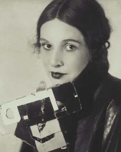 Первой официальной женой Есенина стала Зинаида Райх — заслуженная артистка РСФСР. С ней поэт не только заключил брак, но еще и обвенчался — пара прожила вместе четыре года. У них родились двое детей | Источник: Государственный музей-заповедник С. А. Есенина / «ВКонтакте»