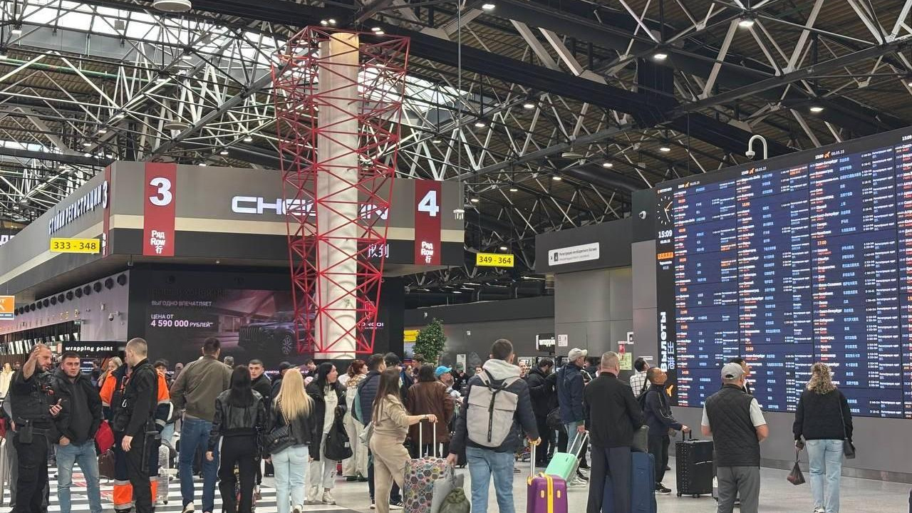 «В ресторанах даже закончились блюда». Что происходит в Шереметьево после транспортного коллапса из-за отмены и переноса рейсов