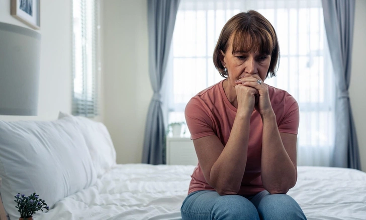 Женщина слышала голоса, боялась слежки и думала, что сходит с ума. Всему виной был ПМС | Источник: iStock/Kiwis