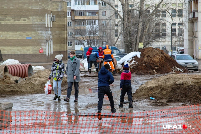 Местным жителям приходится ходить по пересеченной местности — часто вприпрыжку | Источник: Тимур Шарипкулов