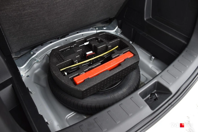 Под полом докатка с проставкой: сюда поместится и обычное колесо | Источник: Артем Краснов