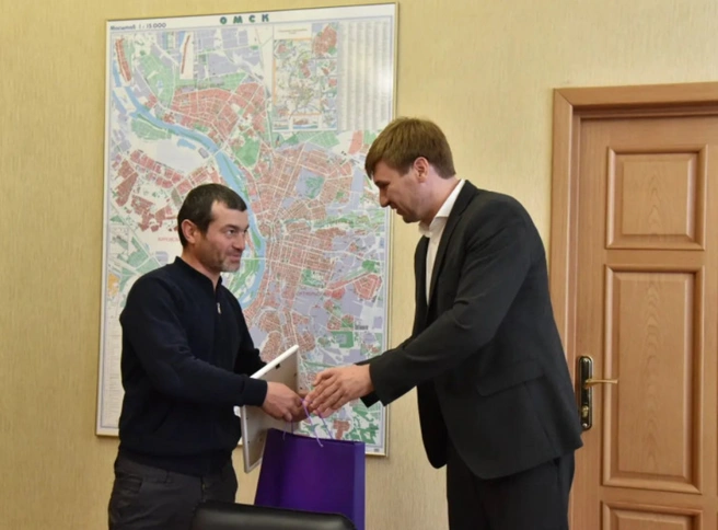 Сергея Наздричева наградили в мэрии | Источник: официальный портал администрации города Омска / admomsk.gosuslugi.ru