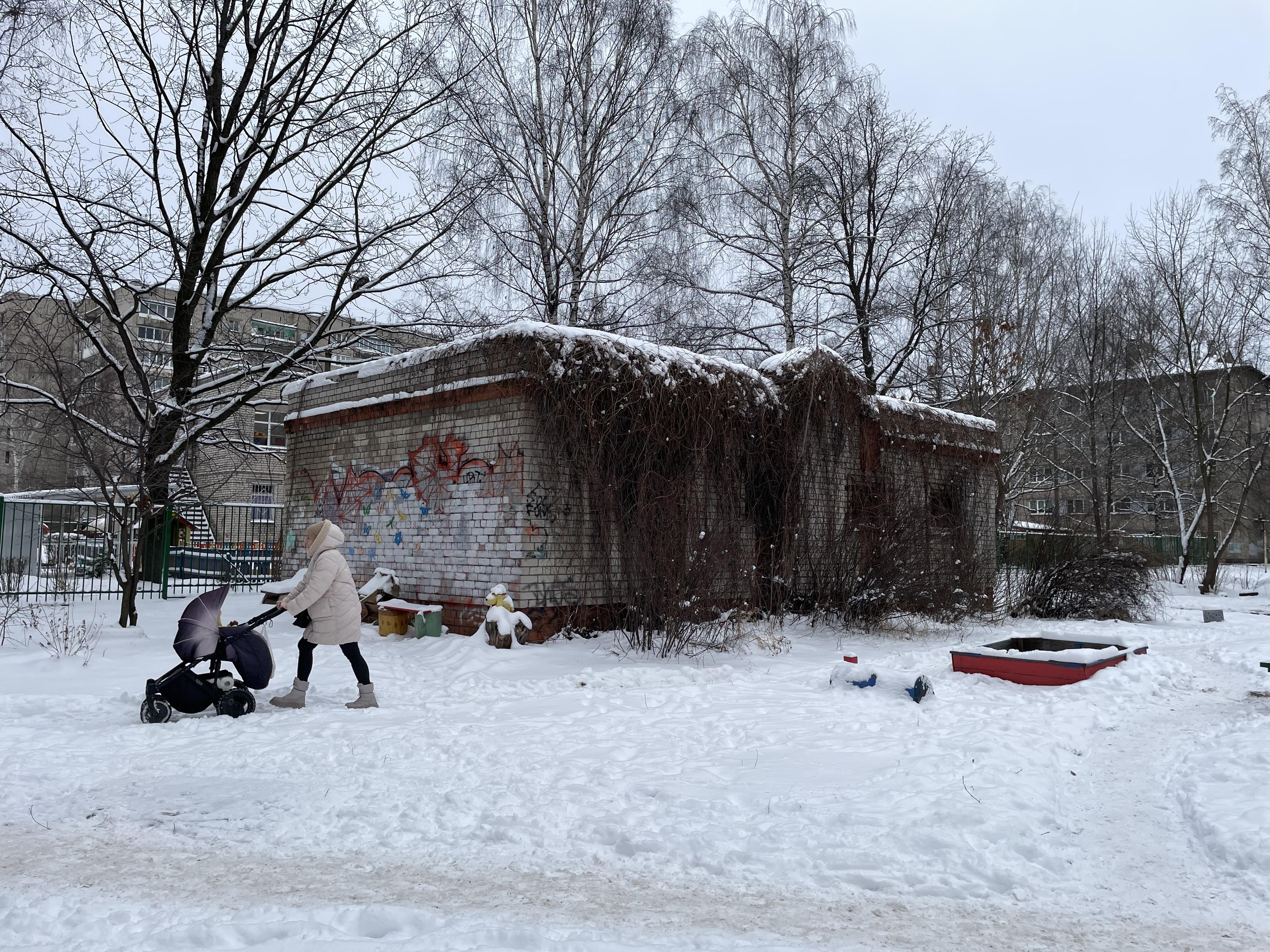 Появилась еще до перестройки? В Ярославле выставили на продажу заброшенную водонасосную станцию