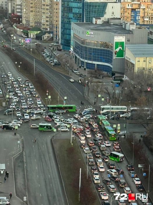 На пересечении улиц Профсоюзной и 50 лет Октября — большая пробка | Источник: читательница 72.RU