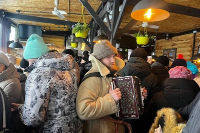 Большая очередь за бесплатными пельменями в Новосибирске