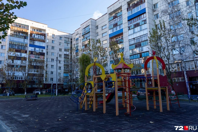 Утром буднего дня двор абсолютно пустой: взрослые&nbsp;— на работе, дети&nbsp;— в школах и садиках | Источник: Илья Чикотин / 72.RU
