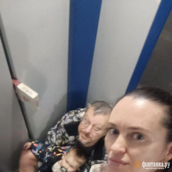 Два часа в лифте с младенцем без связи. Петербуржец рассказал, как отчаянно ждал аварийку  | Источник: читатель «Фонтанки» Сергей