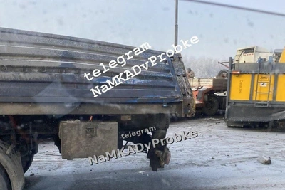 Столкновение грузовиков и легковушек на МКАД заблокировало движение