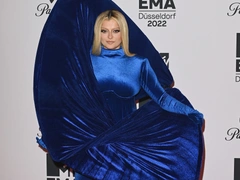 Парад странных нарядов и лишь Рита Ора и Тейлор Свифт модные на EMA MTV