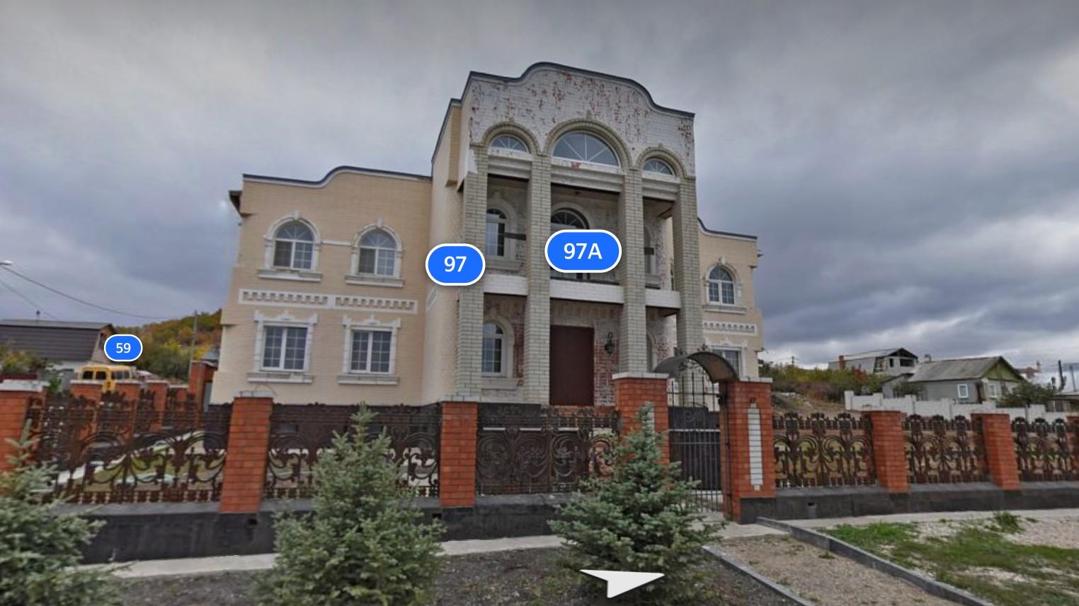 В 2012 году вокруг дома стали возводить забор, в 2014 году уже появились сосны | Источник: Яндекс Карты