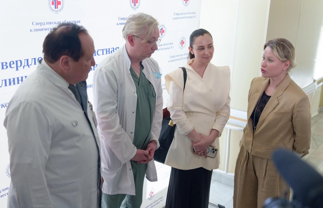 На торжественном мероприятии встретились главврач первой областной Игорь Трофимов, заведующие отделениями Константин Казанцев, Алексей Свалов, а также благотворители из СОСПП и уральского бизнеса | Источник: пресс-служба «Сима-ленда»