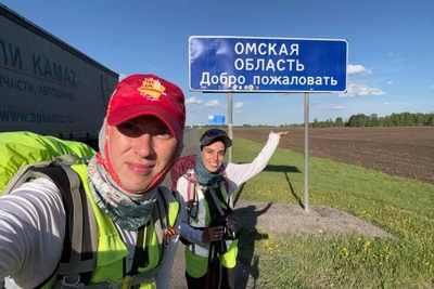Семейная пара дошла пешком из Москвы до Омской области