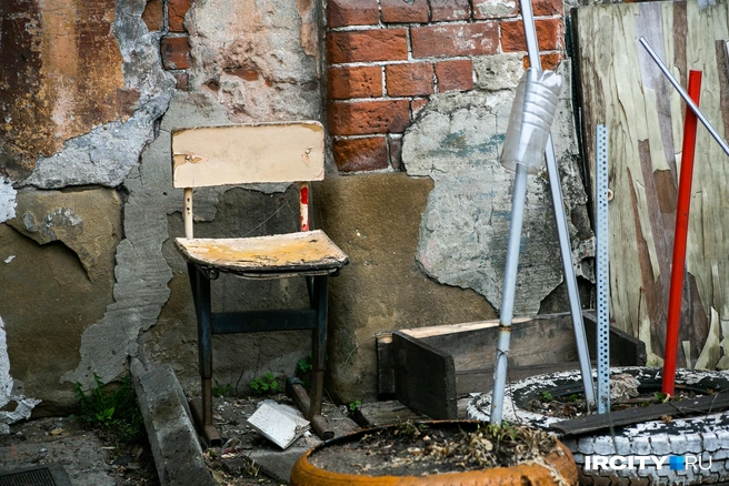 Этот стул, похоже, используется теми, кто выходит на улицу покурить и подумать о бренности бытия | Источник: Ксения Филимонова / «ИрСити»