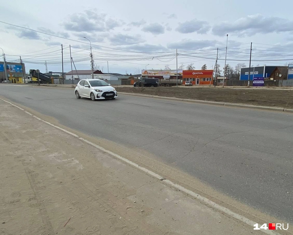 Кольцевая у Покровского тракта вся погрузилась в колею, хоть на фото и не так заметно | Источник: Надежда Ефимова / 14.RU