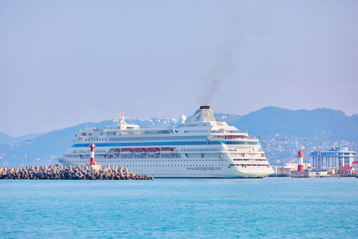 Лайнер Astoria Grande компании Miray Cruises прибыл в порт Сочи и готовится к своему первому круизу