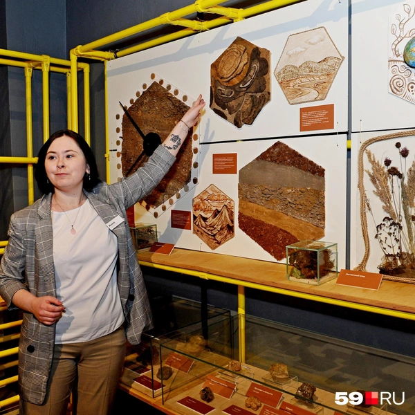 Анна указывает на часть панно&nbsp;— ту самую карту Перми | Источник: Ирина Тропина / 59.RU