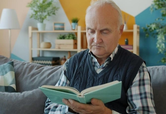 «Жена настаивает, чтобы я отдал отца в дом престарелых, потому что семья измучилась»