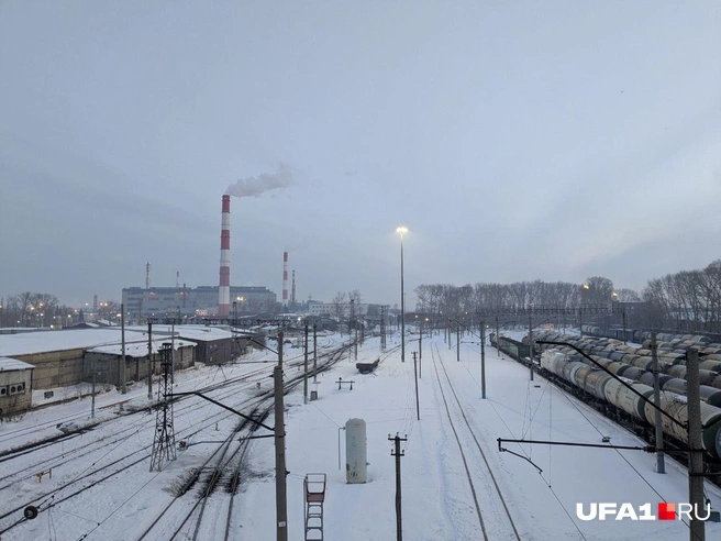 На утреннем фото от 3 марта едва заметен пожар на предприятии | Источник: Булат Салихов / UFA1.RU