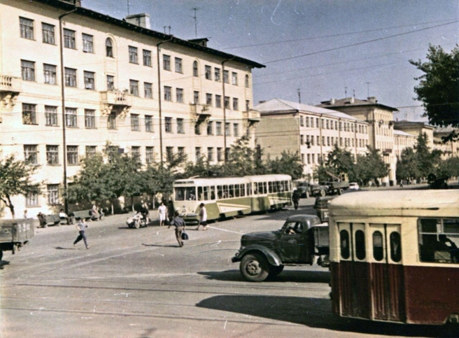 1970 год. Люди торопятся перейти дорогу на перекрестке проспекта Победы и улицы Российской. На фоне&nbsp;— жилые дома ЧЭМК | Источник: фонды ОГАЧО