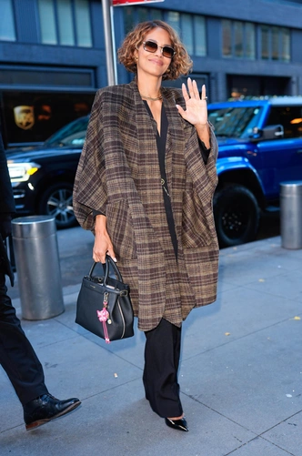 Ироничные обвесы на сумках еще в тренде: подсмотрели у Хэлли Берри | marieclaire.ru